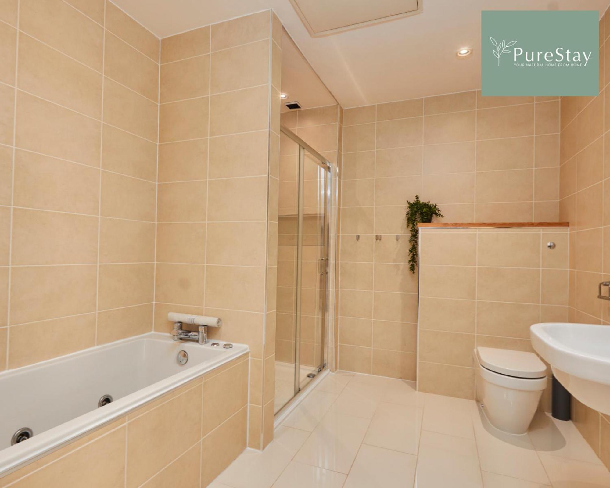 Superb House Manchester Near Etihad With Free Parking Sleeps 8 Dış mekan fotoğraf